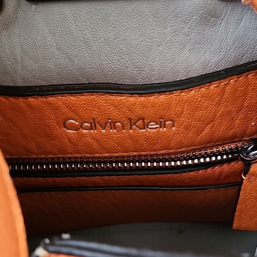 Calvin Klein Orange Shoulder Bag with Drawstring Closure and Leather Material - Picture 4 of 5